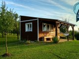 Chatka v ovocném sadu