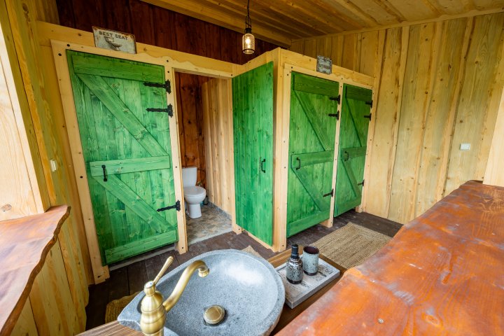 Camp wild in Night in the legendary Mercedes Vario near Kvaianska dolina |  campu.eu