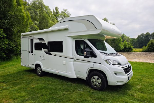 Obytný vůz HOBBY OPTIMA komfort pro 6 lidí s klimatizací  a solárním nabíjením