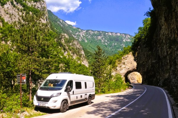 Nézavislost na kempech, nenápadnost, automat s bohatou výbavou + elektrokola