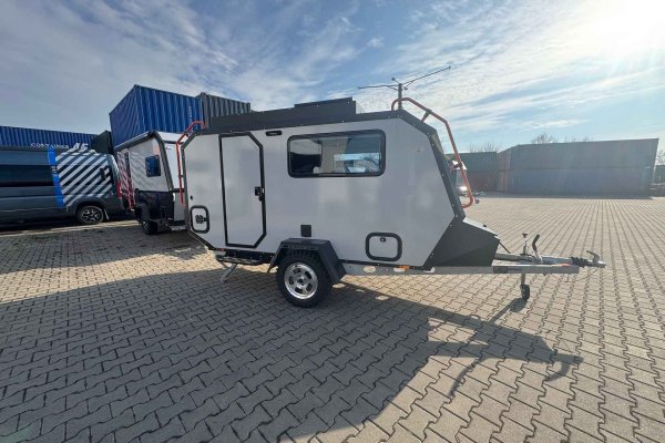Soběstačný karavan AM Vanlife s ŘP sk. B (do 750 Kg)