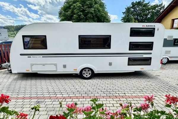 Luxusní rodinný karavan s nejvyšší výbavou v TOP stavu 7 míst na spaní. Klimatizace, markýza, předstan, nosič na kola, TV
