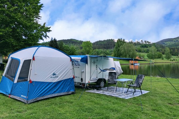 Mini karavan pro 2 osoby (+ malé dítě) s možností nosiče kol