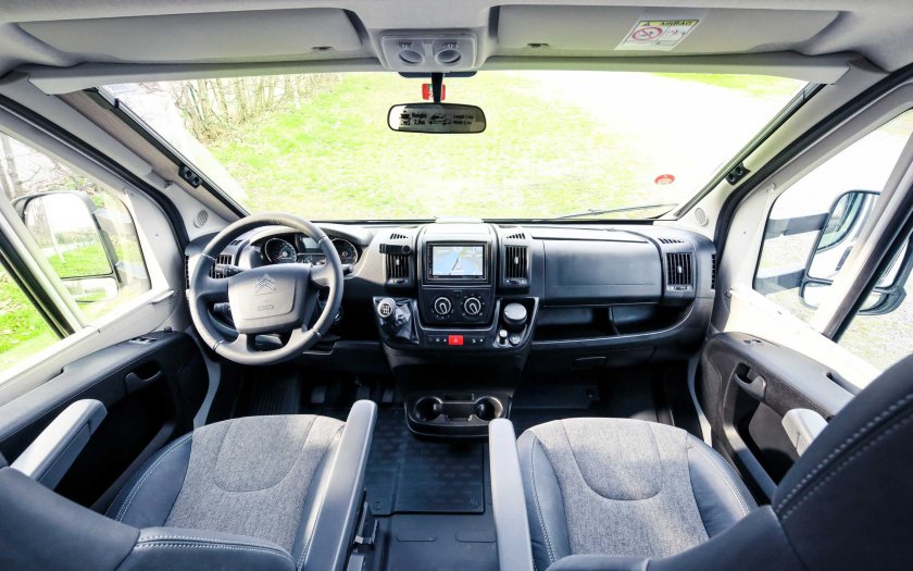 Vozidla mají ve výbavě tempomat, klimatizaci, GPS navigaci i otočná a polohovatelná sedadla
