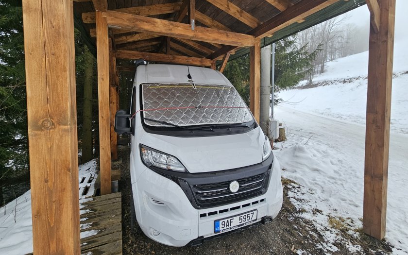 Parkováni pod zastřešeným stáním (Krkonoše)