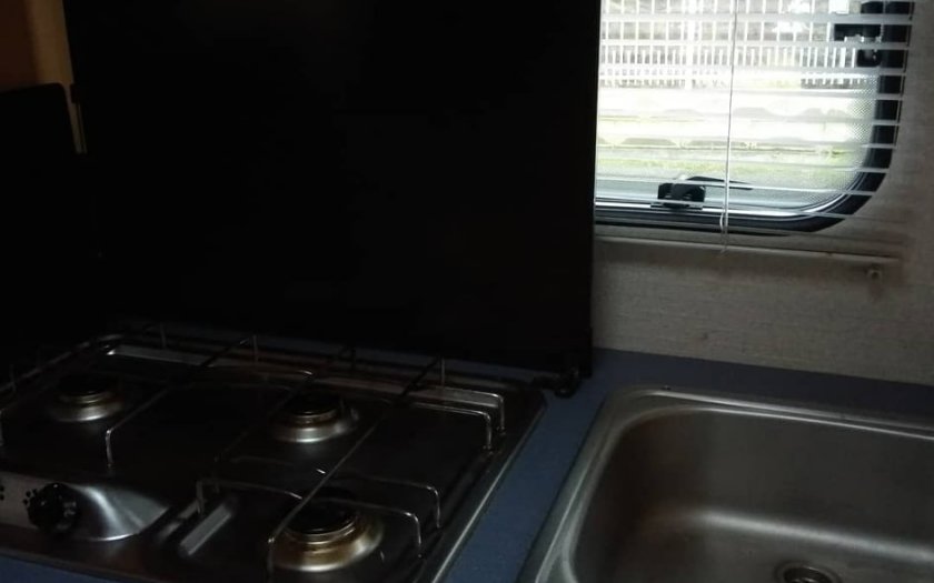 3-hořákový plynový vařič, dřez s tekoucí vodou, kompletně vybavená kuchyně